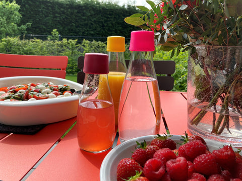 Glasflaschen auf Tisch im Sommer