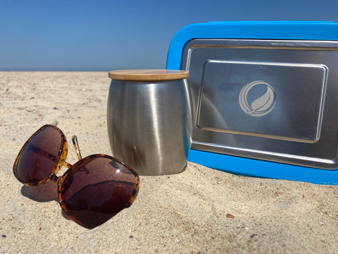 Lunchbox und EcotankaCUP am Strand