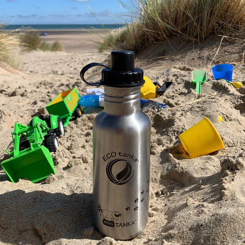 kleine Edelstahlflasche am Strand