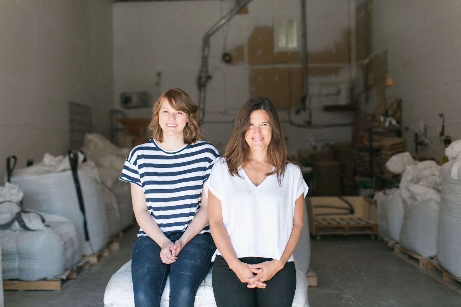 Flourist 创始人 Janna Bishop 和 Shira McDermott 在她们位于加拿大温哥华的仓库里