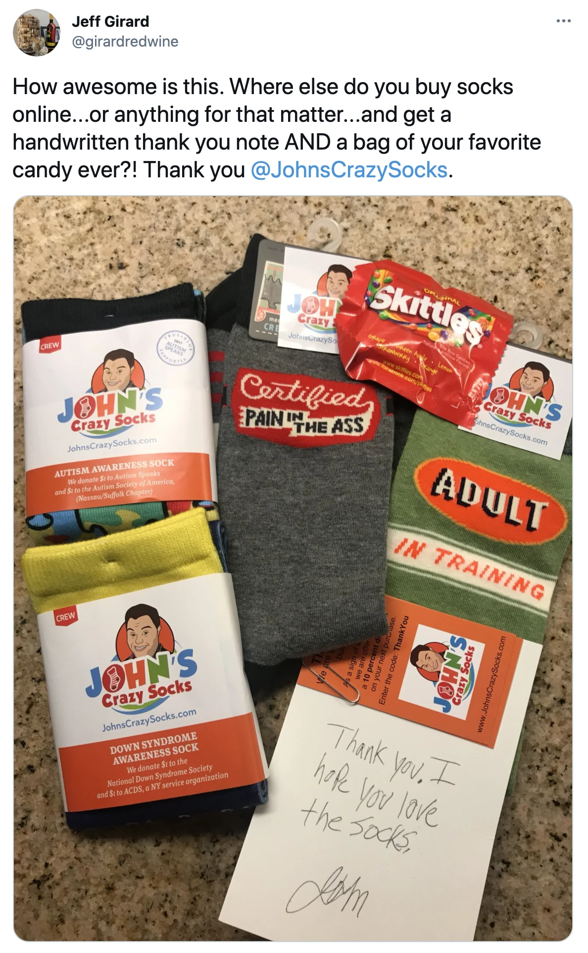 John's Crazy Socks 的顾客在推特上发送收到品牌感谢手写便条的截图