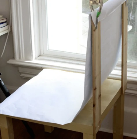 挂在椅子上的白色无缝纸，可用于拍摄白色背景珠宝图