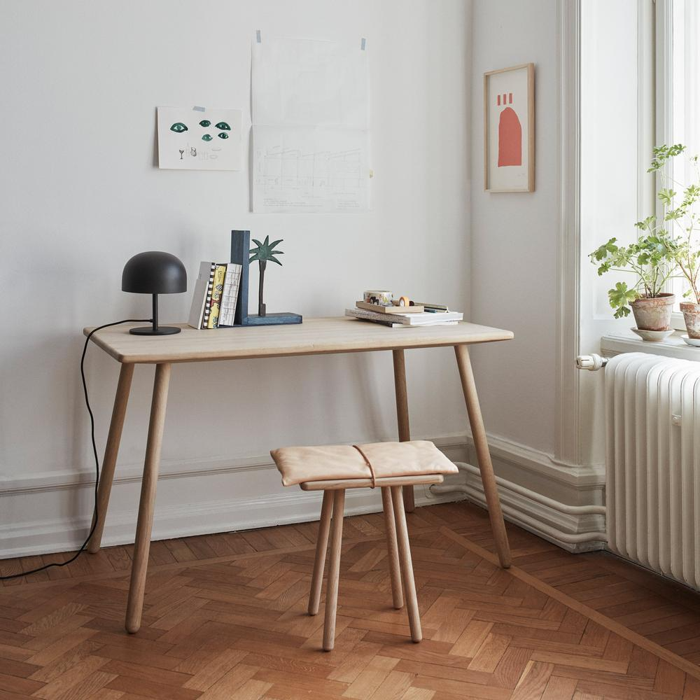 在这张生活场景照片中，GOODEE 展示了一张带有家居装饰品的桌子，以提供设计灵感并展示比例。