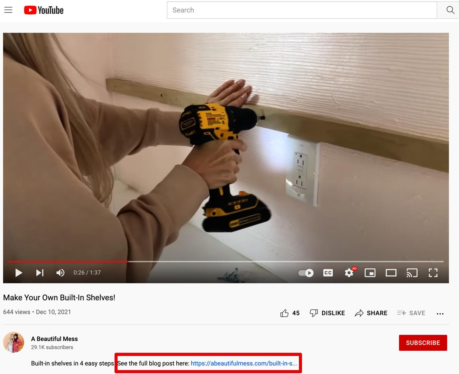 一个人使用电钻安装嵌入式书架的YouTube视频,下方有博客文章链接