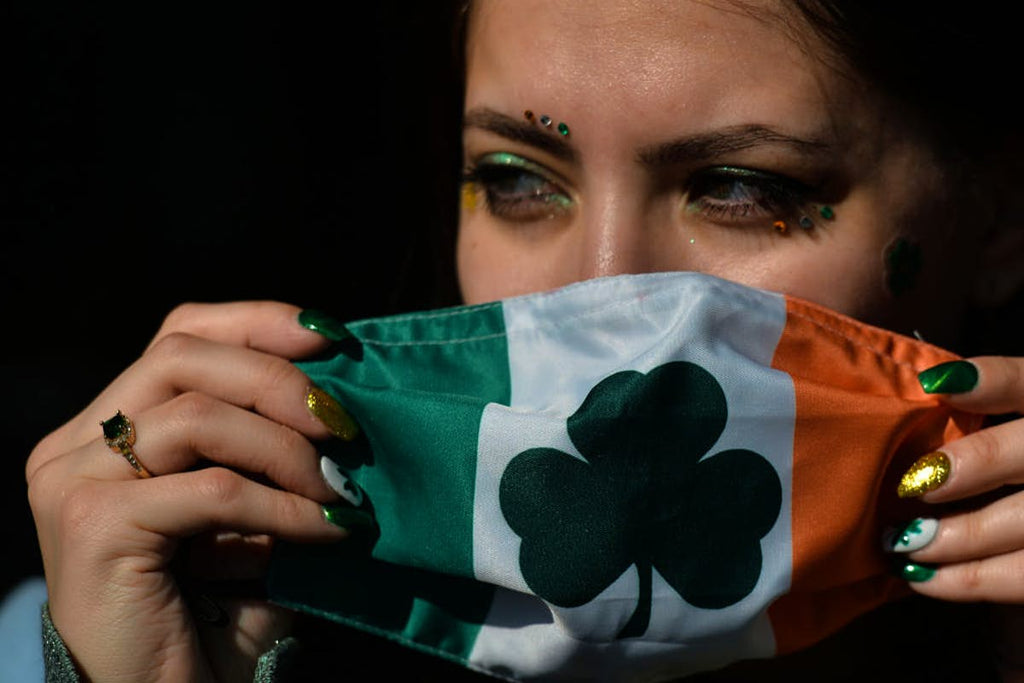 含有爱尔兰国旗元素和三叶草元素的节日口罩