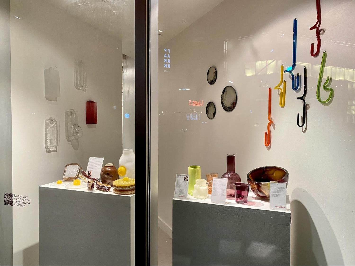 UrbanGlass橱窗展示的照片