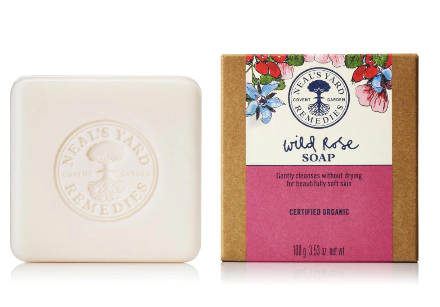 显示Neal's Yard Remedies肥皂的截图,带有公司标志的浮雕肥皂和装饰有花卉图案的盒子,标示肥皂的功效为柔嫩肌肤。