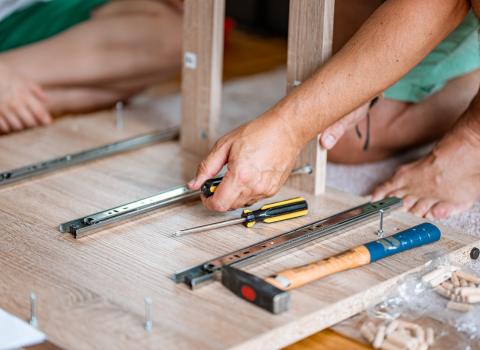 Electric Ratchet Wrench Simplifies Furniture Assembly