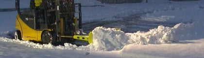 除雪・瓦礫・土砂の移動に。高耐久性フォークリフト用