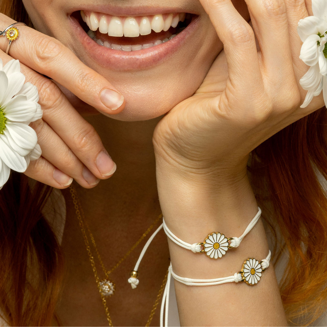 Minimalist Daisy Chain Gold Bracelet with White Diamonds – ARTEMER