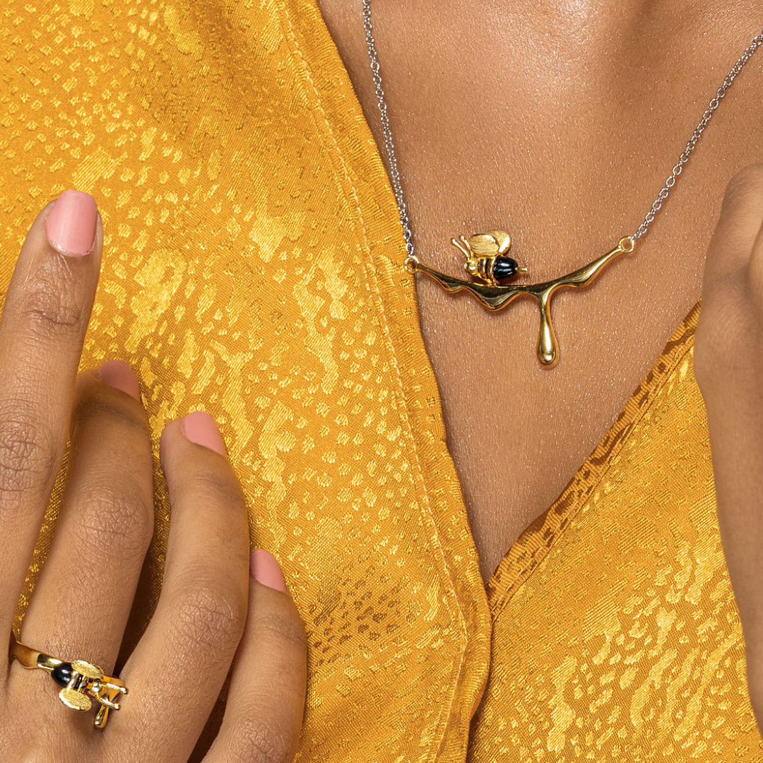 Lleva la naturaleza a tu guardarropa con este lindo collar inspirado en abejas y gotas de miel.