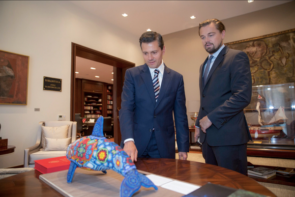 Leonardo Dicaprio y Enrique Peña Nieto con Vaquita marina, huichol art, arte huichol