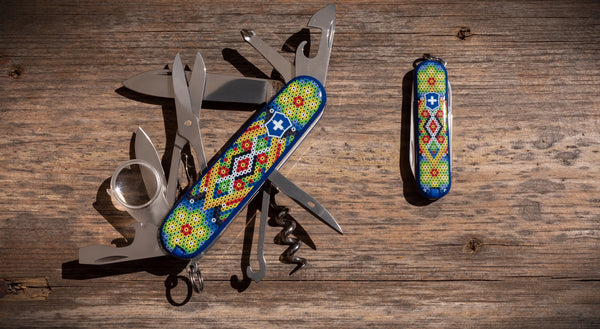 dos navajas de victorinox con arte huichol impreso, edición especial