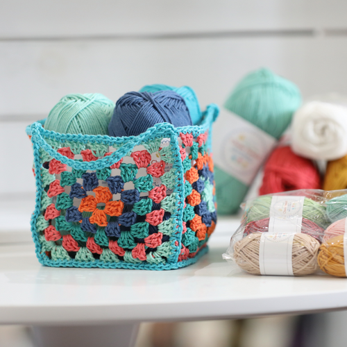 GRANNY SQUARE KIT: Everything You Need to Crochet Square by Square!. [Book]