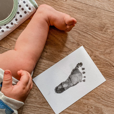 Comment prendre les empreintes de son bébé sans salir en 3 minutes