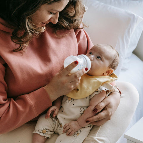 Biberon pour bébé fabriqué à partir de matériaux sains pour bébé, avec une forme et une taille adaptées pour faciliter l'alimentation de bébé, et une tétine conçue pour mimer la forme et la flexibilité d'un sein.