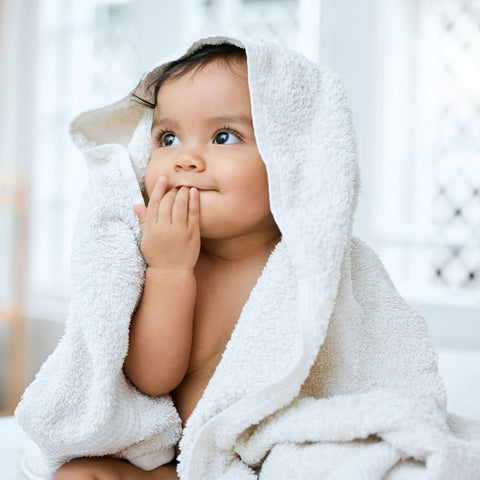 Cape de bain pour bébé fabriquée à partir de matériaux doux et absorbants pour maintenir bébé au chaud et au sec après le bain