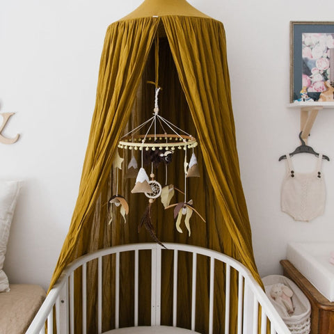 Ciel de lit pour bébé conçu pour créer une atmosphère apaisante et amusante pour bébé, fabriqué à partir de matériaux doux et confortables pour un usage durable, avec des jouets suspendus pour divertir bébé.