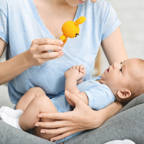 Hocher pour bébé conçu pour divertir bébé et pour stimuler le développement de la motricité fine et de la coordination de bébé, fabriqué à partir de matériaux sûrs pour bébé
