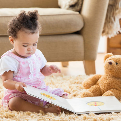Livre d'éveil pour bébé conçu pour stimuler les sens et favoriser le développement de bébé avec des illustrations colorées, des histoires amusantes et des textures différentes