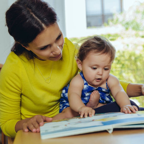 Livre personnalisé pour bébé avec des illustrations uniques et un texte personnalisé pour enregistrer les premiers moments et les mémoires de bébé