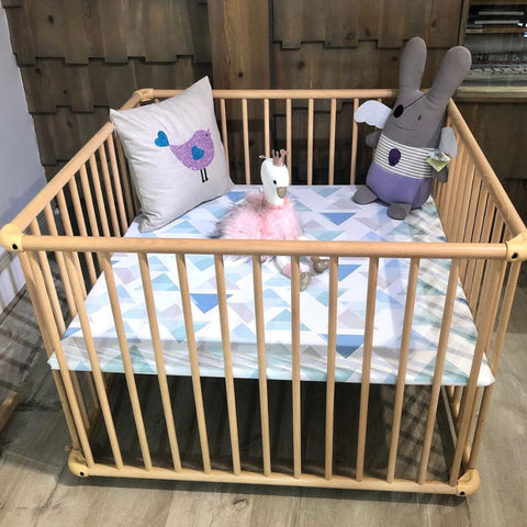 Parc pour bébé conçu pour offrir un espace de jeu sûr et confortable pour bébé, fabriqué à partir de matériaux de qualité pour une utilisation durable, avec des options d'ajustement pour s'adapter aux besoins de bébé