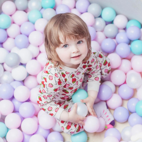 Piscine à balles pour bébé conçue pour divertir bébé avec des balles colorées et pour favoriser le développement de la motricité de bébé