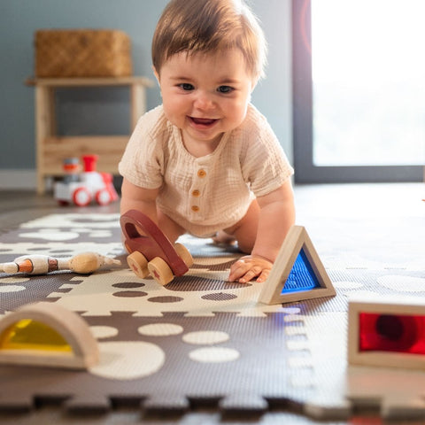 Tapis de jeux pour bébé avec des couleurs vives et des formes amusantes pour stimuler les sens et développer la motricité de bébé