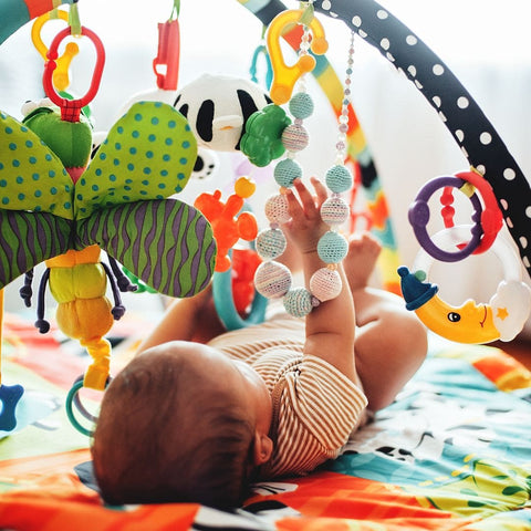 Tapis d'éveil pour bébé avec des couleurs vives et des formes amusantes pour stimuler les sens et développer la curiosité de bébé