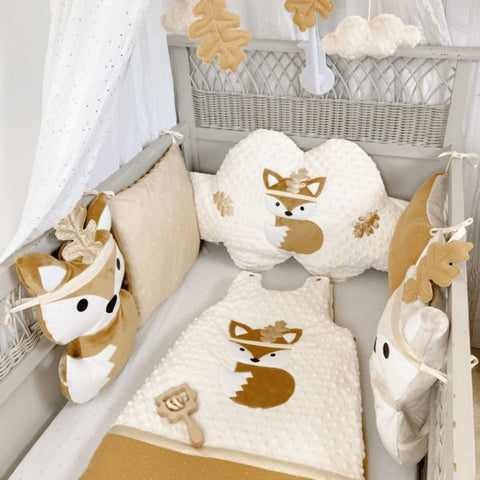 Tour de lit douillet et confortable pour protéger bébé des barreaux du berceau, disponible en différents motifs et couleurs pour s'harmoniser avec la chambre de bébé
