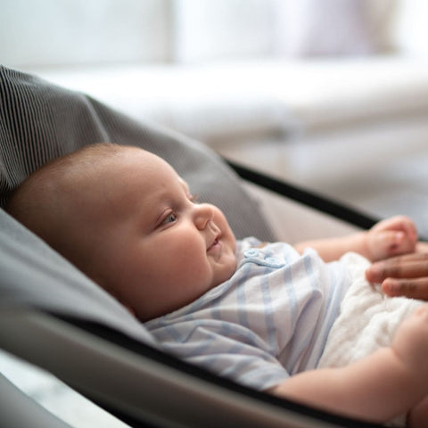 Transat pour bébé conçu pour offrir un espace confortable et sûr pour bébé, avec des options de balancement et de vibration pour divertir et calmer bébé. Fabriqué à partir de matériaux de qualité pour une utilisation durable