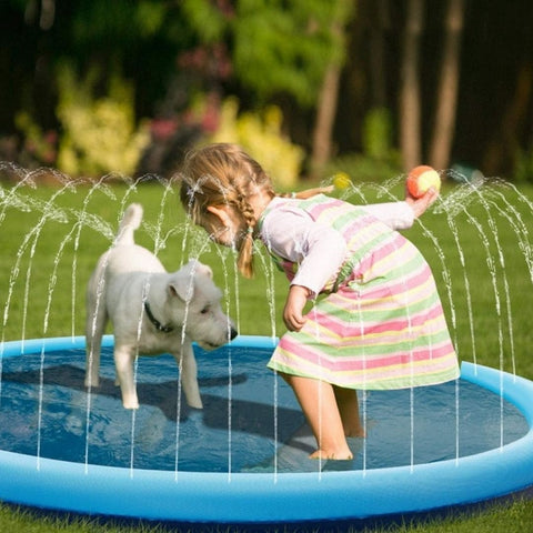 Criança e cachorro brincando com a piscina splash com aspersor jatos de água