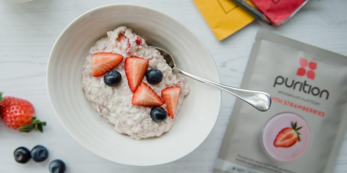 Porridge oats pimped with Strawberry Purition, fresh strawberries and blueberries.