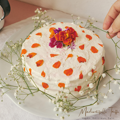 Gateau vegan cru, decorations fleurs comestibles