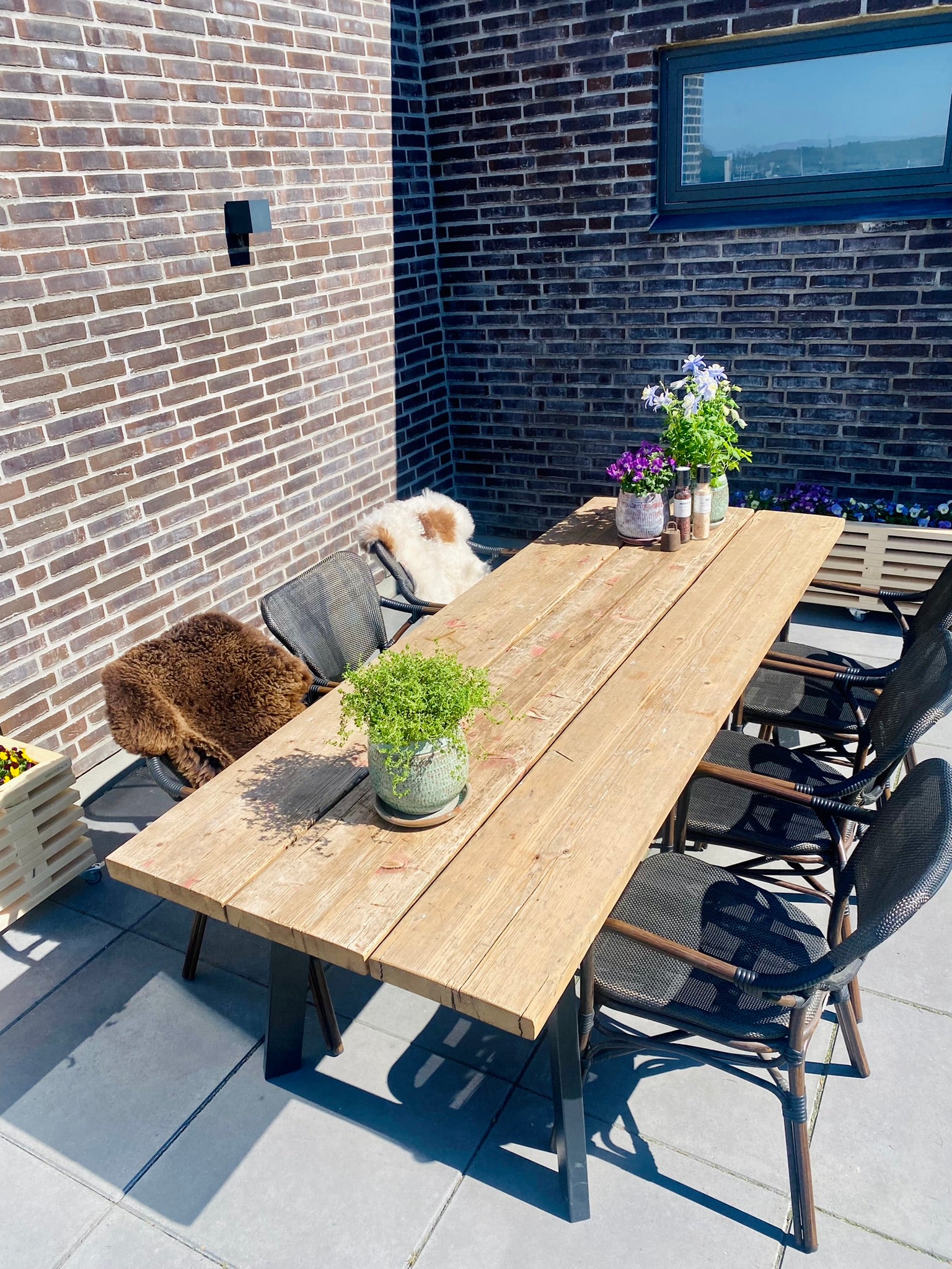 Billede af Havebord af Genbrugsplanker på B4 Stel | Udendørs Olie | 140 cm