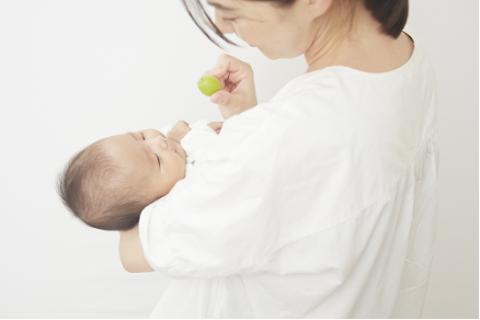 命のめぐりを大切に もくめんを使ったにぎにぎで遊ぶ赤ちゃん フルーツで贈る出産祝い 蝶結び -chomusubi-