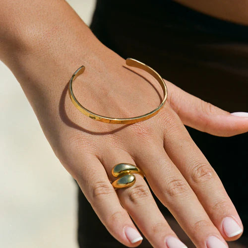 gold-bangle-women_a857624c-f03f-41d2-be02-4692d54251d5 (3)