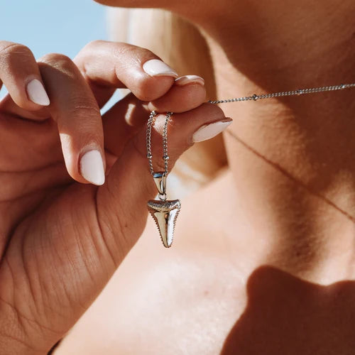 silver-shark-tooth-necklace_2