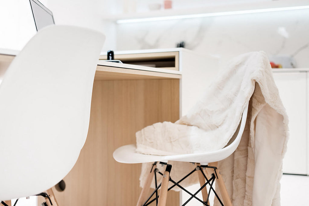 Pools appartement met minimalistische uitstraling en houten keukentafel