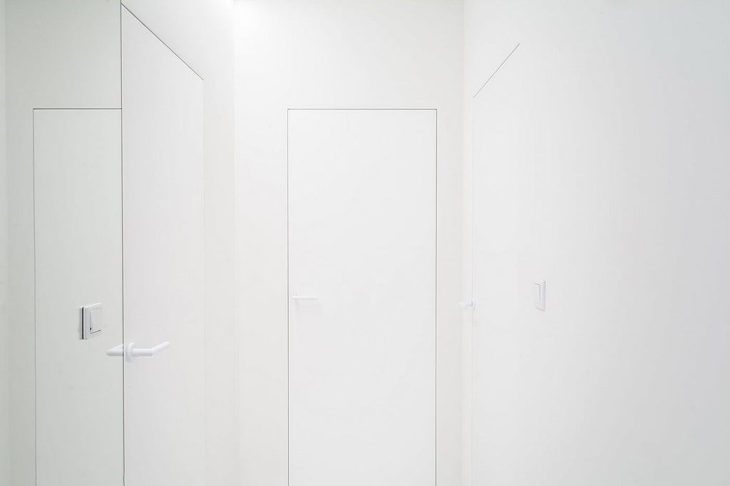 Pools appartement met een minimalistische witte gang