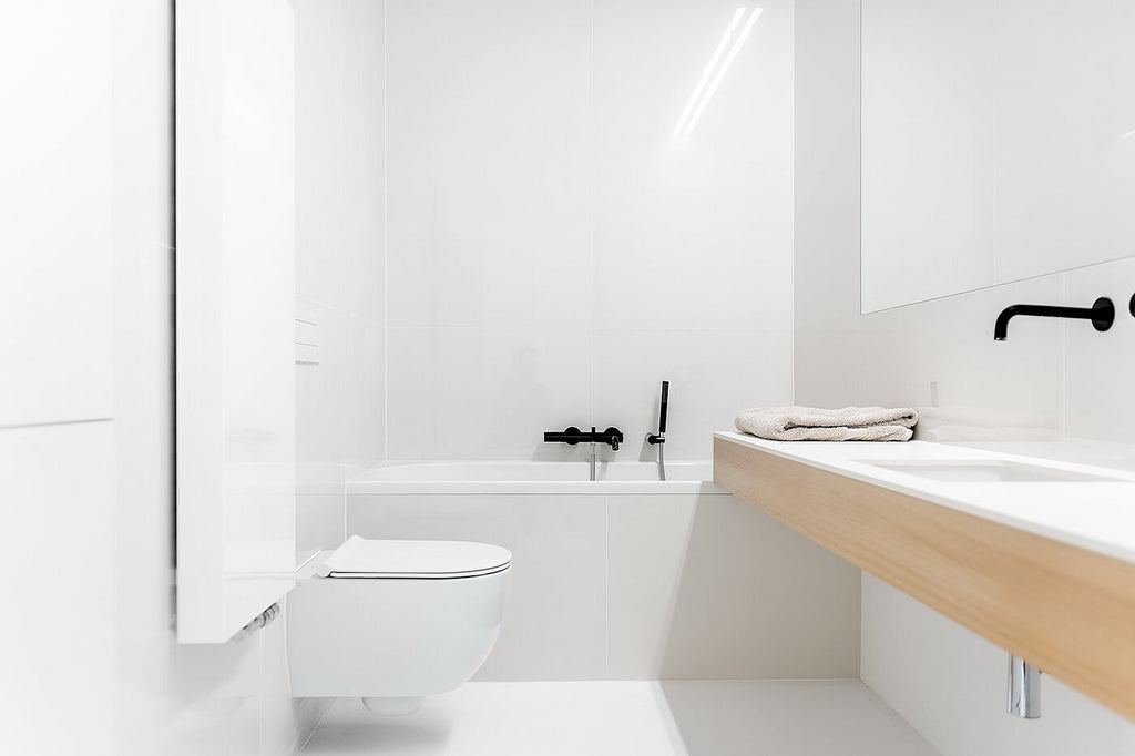 Pools appartement met minimalistische badkamer