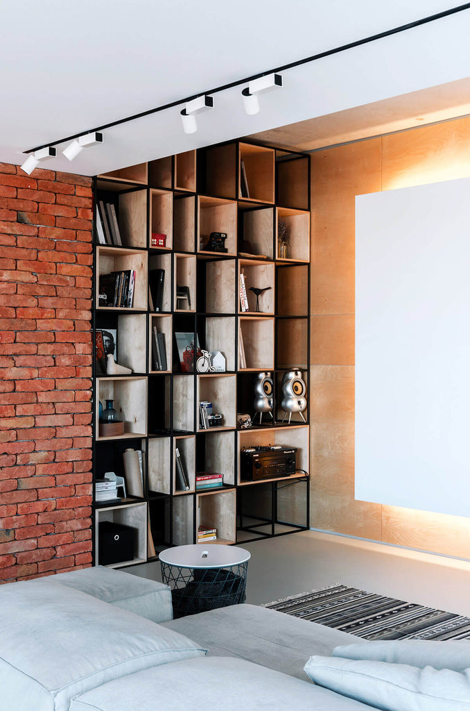 industriële woonstijl woonkamer met boekenkast