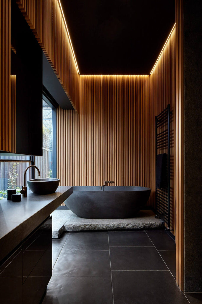 Japanse stijl badkamer met houten wand en zwarte tegels