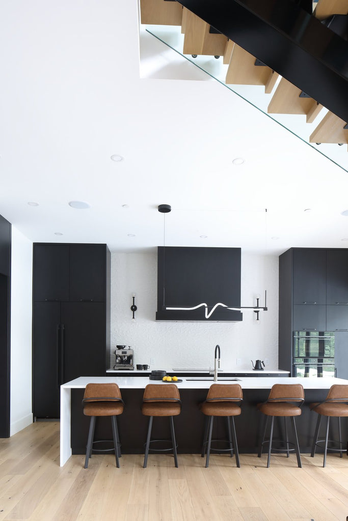 zwart met witte keuken met minimalistische keuken eiland