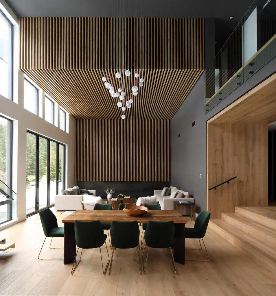 moderne minimalistische eetkamertafel met houtenvloer en houten panelen.