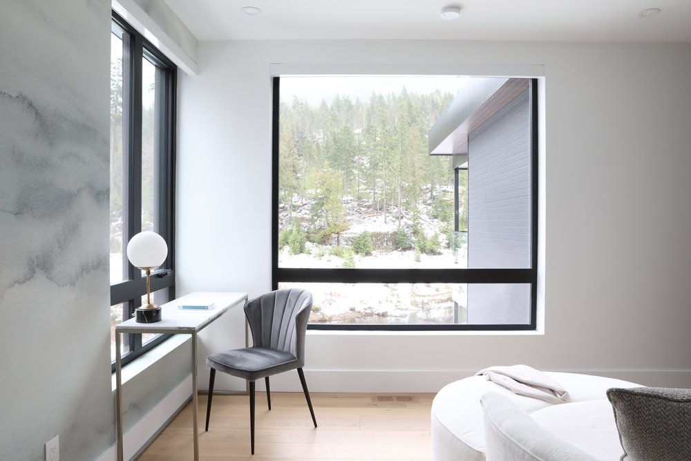 moderne minimalistische slaapkamer met een uniek uitzicht