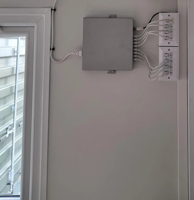 kabelmanagement van router in woonkamer