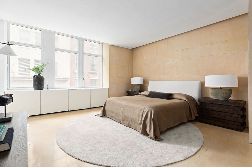 Kanye West's New York appartement slaapkamer en royaal bed