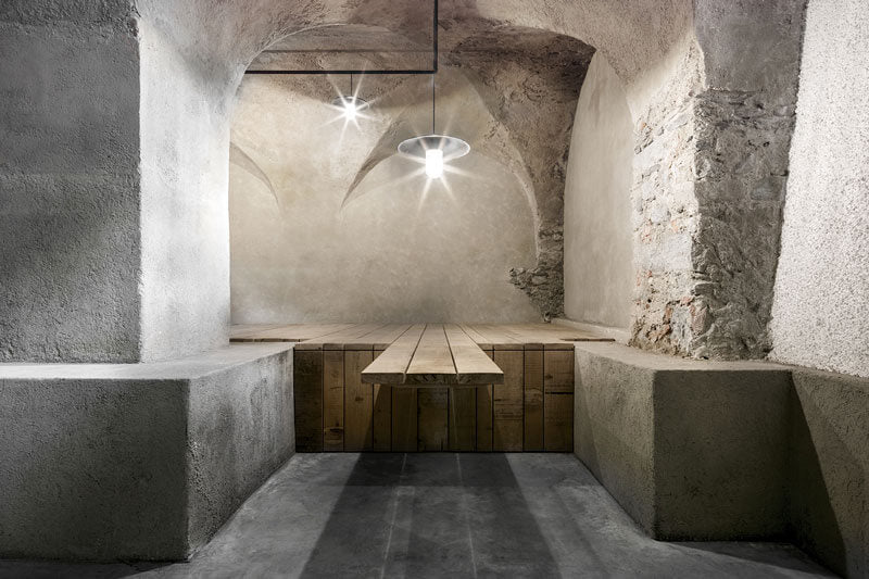 eikenhouten tafel in minimalistische wijnkelder