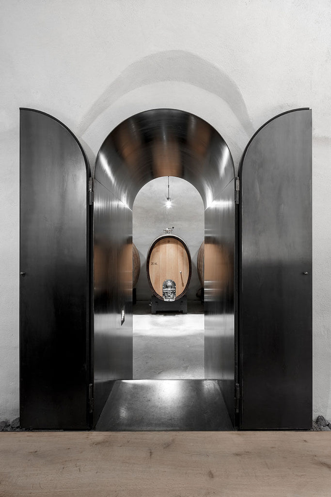 stalen deuren naar minimalistische wijnkelder